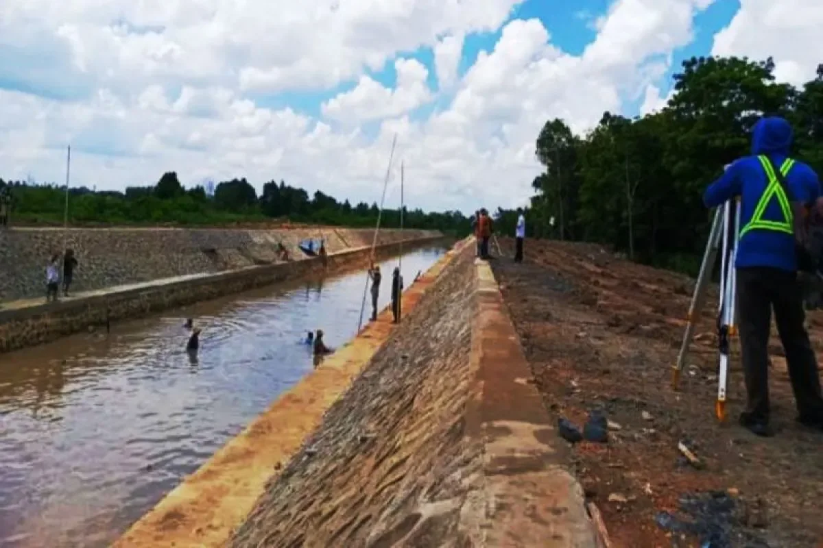 Salah satu proyek pencegahan banjir yang dilakukan Dinas PUPR Kota Banjarbaru adalah peningkatan Sungai Karet yang dilakukan rehabilitasi dengan pelebaran dan pengerukan alur sungai di Banjarbaru, beberapa waktu lalu. (ANTARA)
