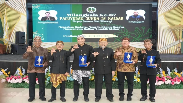 Foto bersama pada acara Milangkala ke-67 Paguyuban Sunda S4 Kalbar Tahun 2026 yang digelar di Pendopo Gubernur Kalbar, Jalan Ahmad Yani, Pontianak, Sabtu (26/9/2026)