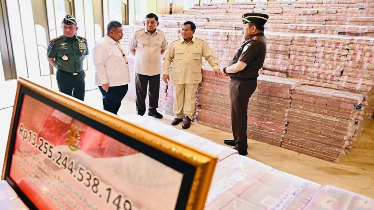 Presiden Prabowo Subianto menyaksikan langsung penyerahan uang pengganti kerugian negara sebesar Rp13,2 triliun dari Kejagung kepada Kemenkeu.