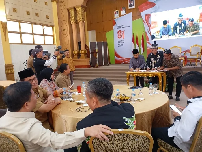 TANDA TANGAN - Bupati Kabupaten Sambas Satono saat menyaksikan penandatanganan dukungan masyarakat untuk pembentukan Dapil Kalbar III yang meliputi Kabupaten Sambas, Bengkayang dan Singkawang pada dialog publik yang digelar oleh Forum Pemekaran Dapil Kalb