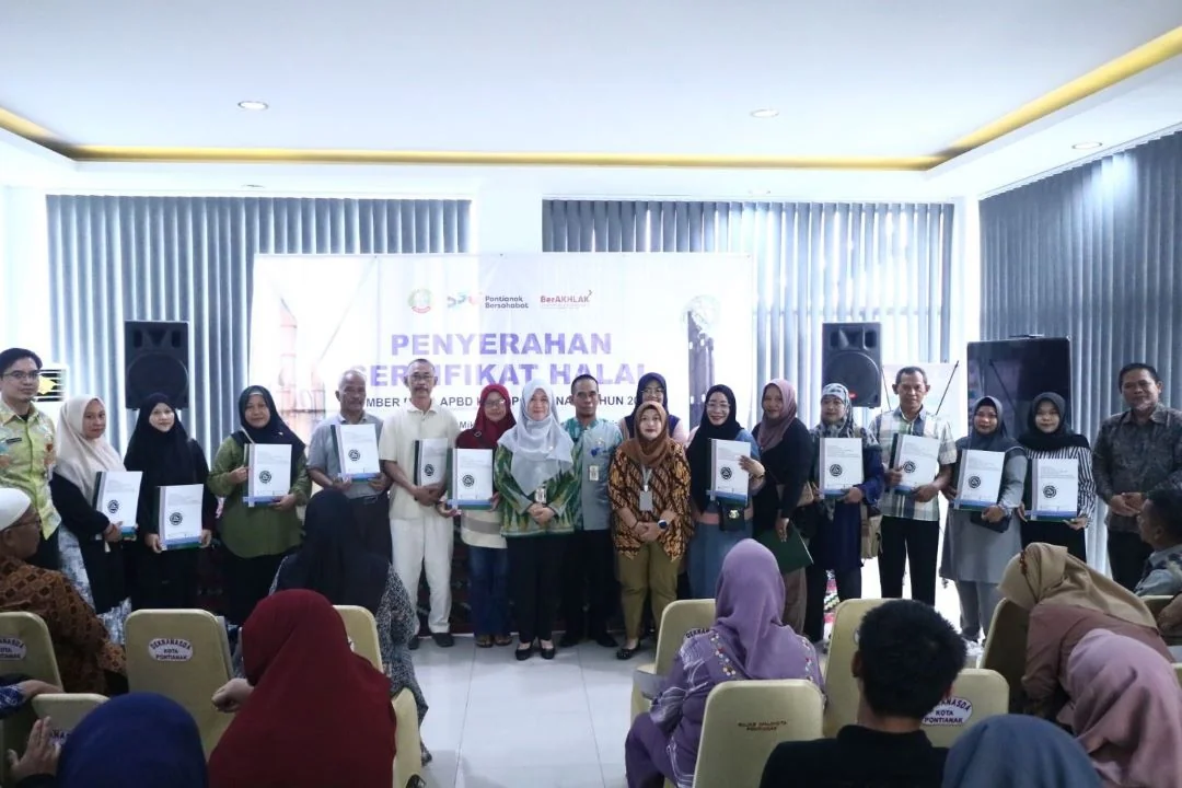 Pemkot Pontianak Dorong Daya Saing UMKM, 40 Sertifikat Halal Diserahkan Gratis Tingkatkan Kepercayaan Konsumen. (FOTO: DISKOMINFO)