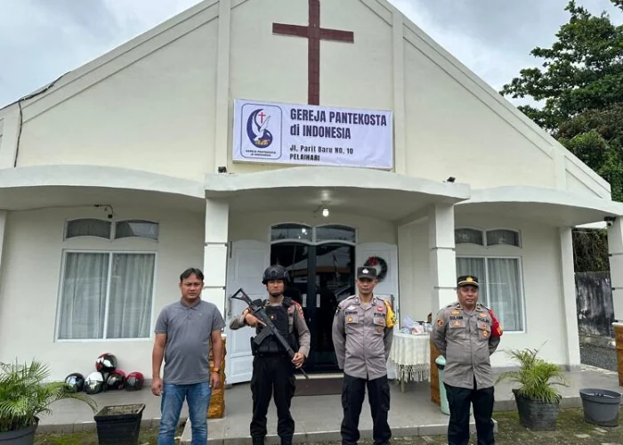 Jajaran Polres Tanah Laut  saat berfoto di salah satu gereja di Kecamatan Pelaihari (Poros Kalimantan)
