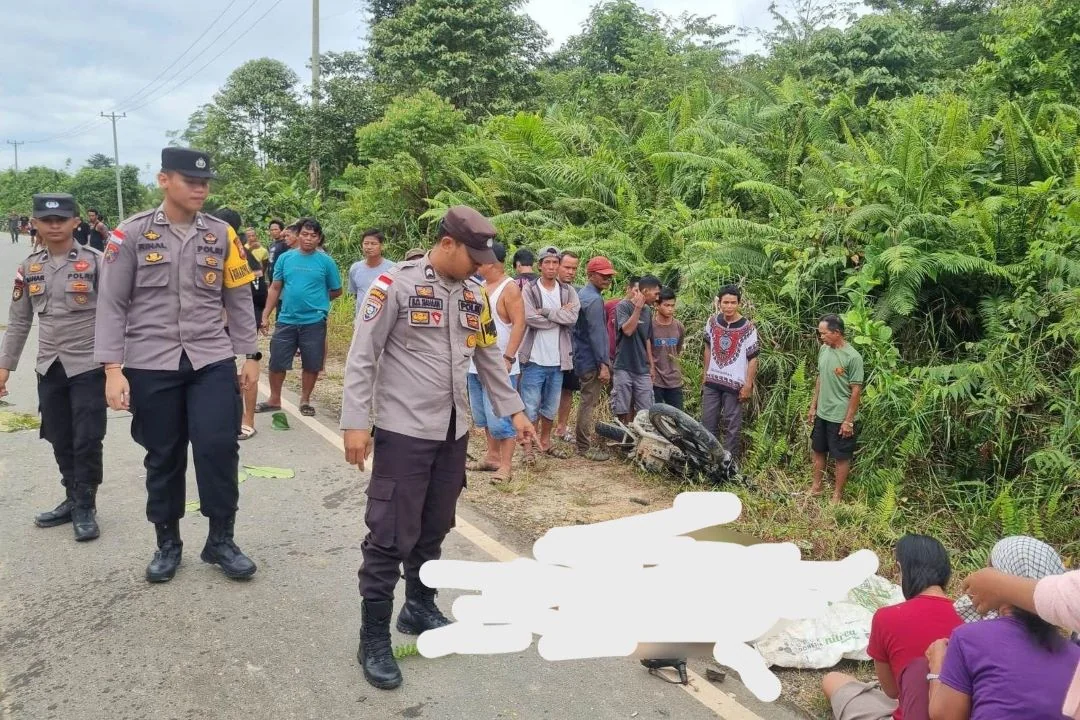 Tragedi Lintas Kalimantan: Dua Warga Sintang Tewas di Tempat, Polisi Lacak Truk Roda 6 yang Diduga Kabur. (FOTO: HUMAS POLRES)