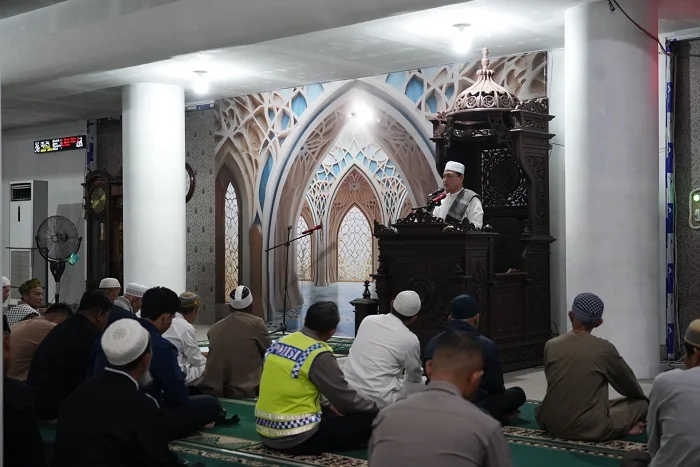 KULTUM - Gubernur Kalimantan Barat Ria Norsan saat menyampaikan kultum subuh di Masjid Agung Kota Singkawang, Selasa (3/3/2026)