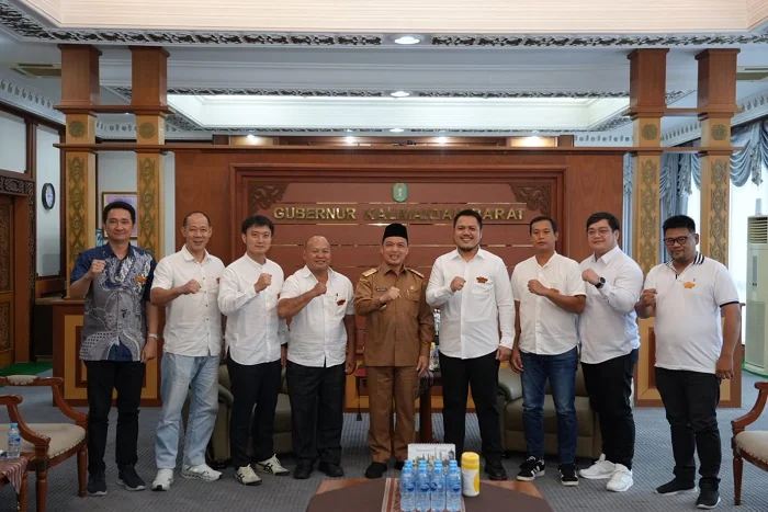 FOTO BERSAMA - Gubernur Kalimantan Barat berfoto bersama saat enerima jajaran pengurus Asosiasi Penangkar dan Pedagang Siluk (APPS) di Ruang Kerja Gubernur, Selasa (31/3/2026).