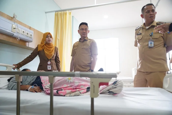 JENGUK - Wali Kota Pontianak Edi Rusdi Kamtono menjenguk warga diduga mengalami keracunan makanan yang dirawat di RSUD Pontianak Utara (Prokopim)