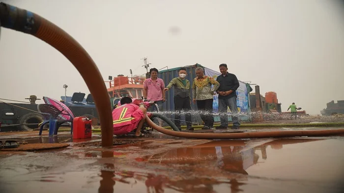 MONITORING - Wali Kota Pontianak Edi Rusdi Kamtono saat memonitoring proses bongkar muat air tawar di intake Parit Mayor, Sabtu (19/9/2026).