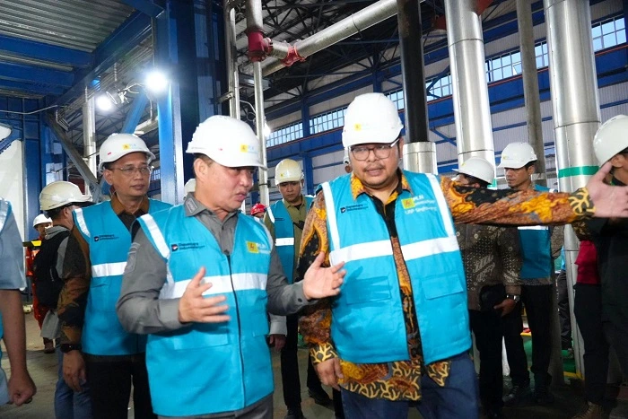 Gubernur Ria Norsan saat meninjau langsung pekerjaan pemeliharaan PLTU Bengkayang di Desa Karimunting, Kecamatan Sungai Raya Kepulauan, Kabupaten Bengkayang, Kamis (29/10/2026).