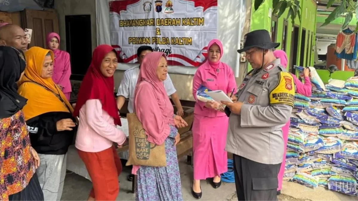 Polwan dan Bhayangkari Ditreskrimum Polda Kaltim menggelar aksi sosial “Berbagi untuk Sesama” di Kelurahan Gunung Samarinda Baru, Balikpapan. Foto: Divisi Humas Polri