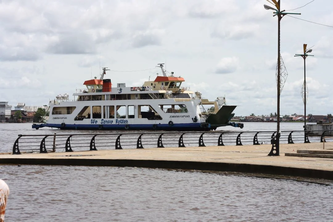 Aktivitas Kapal Ferry Penyeberangan yang menjadi sarana transportasi warga.
| Kapal Ferry Penyeberangan Sungai Kapuas Kembali Beroperasi, Siap Layani Warga Pontianak Mulai 23 Oktober 2025. (FOTO: ISTIMEWA)
