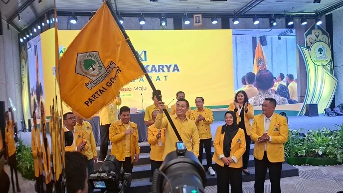 PATAKA - Ichfani kibarkan pataka usai terpilih secara aklamasi sebagai ketua DPD Partai Golkar periode 2025-2030 pada Musda ke XI Partai Golkar di Hotel Golden Tulip Pontianak, Sabtu (7/3/2026)