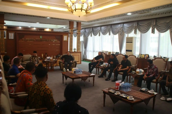AUDIENSI - Gubernur Kalimantan Barat Ria Norsan saat menerima audiensi Panglima Jilah atau Pangalangok Jilah bersama perwakilan kepala sekolah di ruang kerjanya, Jumat (16/10/2026).