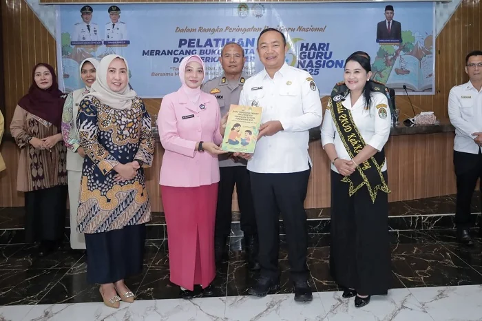 PELATIHAN - Bupati Kabupaten Ketapang Alexander Wilyo saat menghadiri peluncuran buku kurikulum satuan PAUD pada momen peringatan Hari Guru Nasional 2025 Rabu (26/11/2025)