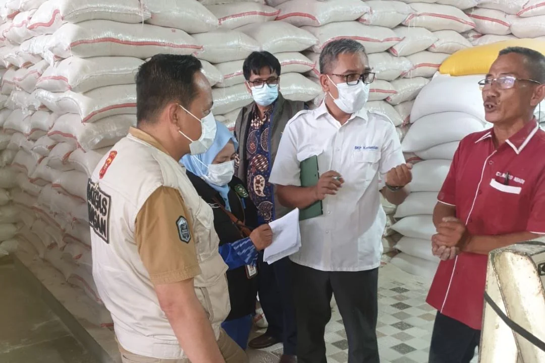 Satgas Beras Kalbar Temukan Pelanggaran Berulang, Harga Premium di Pontianak Jauh di Atas HET. (FOTO: HUMAS POLDA)