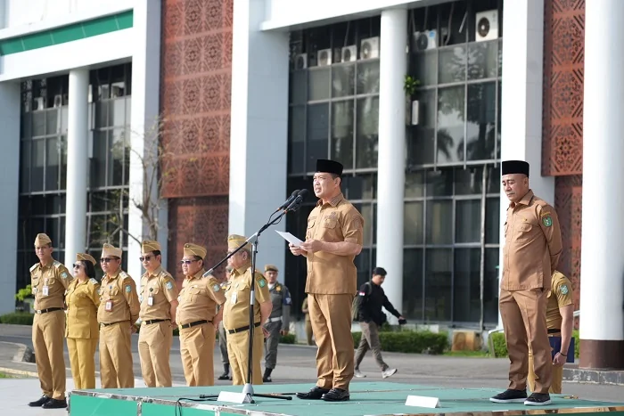 APEL - Gubernur Kalimantan Barat Ria Norsan memimpin langsung apel pagi perdana sekaligus kegiatan Halal Bihalal di lingkungan Pemerintah Provinsi Kalimantan Barat yang digelar di Halaman Kantor Gubernur, Senin (30/3/2026).