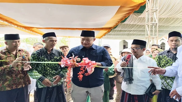 Bupati Ketapang, Alexander Wilyo potong pita peresmian Gedung TPA Al-Muttaqin di Sungai Melayu Rayak