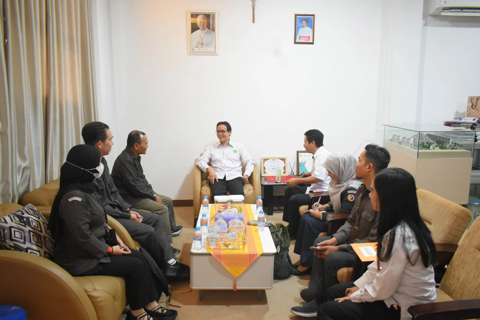 VISIT - Staf dan Komisioner Bawaslu Kabupaten Kubu Raya saat  melakukan audiensi dengan Ketua Sekolah Tinggi Agama Katolik Negeri (STAKatN) Pontianak dalam rangka pengembangan pengawasan partisipatif sekaligus membahas perpanjangan Perjanjian Kerja Sama (