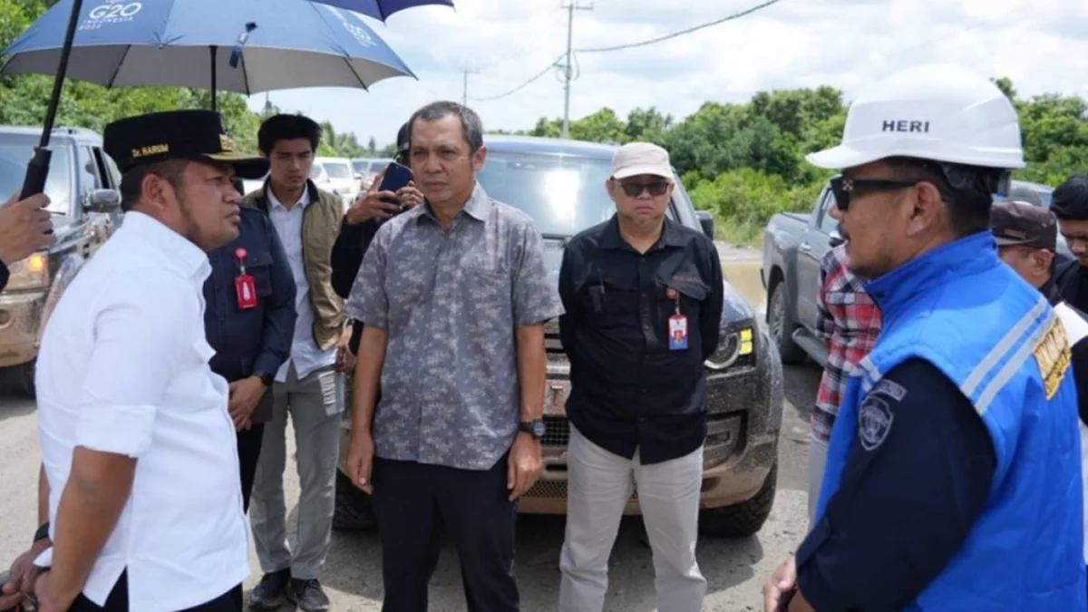 Gubernur Kalimantan Timur H. Rudy Mas’ud meninjau ruas jalan pesisir Samarinda–Anggana–Muara Badak–Marangkayu–Bontang untuk memastikan infrastruktur penggerak ekonomi masyarakat tetap terjaga dan efektif dalam penggunaan anggaran. Foto: adpimprovkaltim