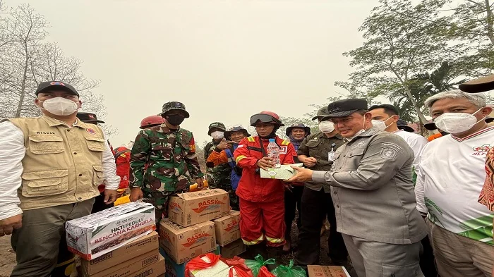 BANTUAN - Gubernur Kalimantan Barat Ria Norsan menyerahkan bantuan sekaligus meninjau Karhutla di Desa Limbung, Rasau Jaya, Kubu Raya, Kamis (3/9/2026).