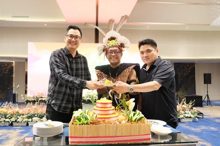 HUT Astara Hotel yang ke-7, Pemotongan Tumpeng oleh Bapak Eko Purwanto bersama Bapak Tjia Daniel Wiryawan sebagai Pimpinan Cabang di PT. PAM Group Balikpapan dan Bapak Nicholas Saputra sebagai direktur di PT. Karya Bersama Anugerah.