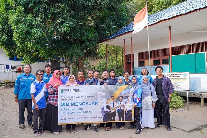 FOTO BERSAMA -Tim CSR PT DIB bersama narasumber dan para guru berfoto bersama setelah pelaksanaan kegiatan DIB Mengajar di SMP Negeri 03 Kepulauan Karimata, Kabupaten Kayong Utara, Jumat (24/7/2026).