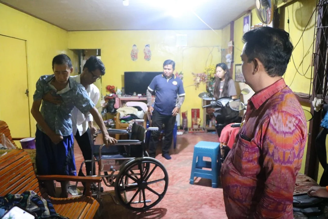 Tertimpa Pohon Saat Angin Kencang, Lie Hong Warga Siantan Hilir Terima Bantuan Kursi Roda dari Wakil Wali Kota. (FOTO: PROKOPIM)