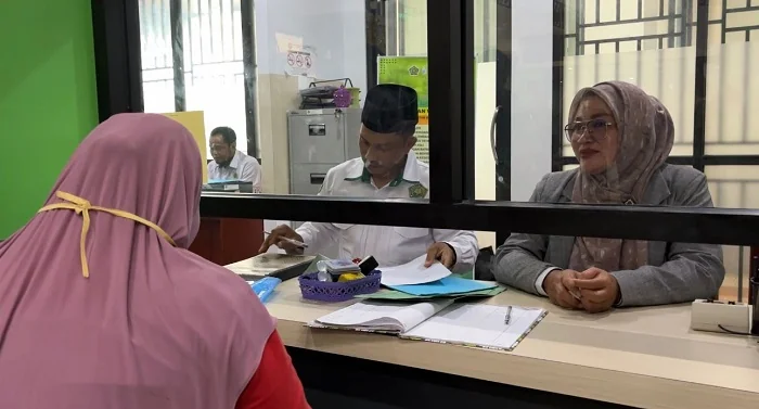 LAYANAN PUBLIK -Potret Warga saat mengakses pelayanan publik pada salah satu loket Mal Pelayanan Publik.
