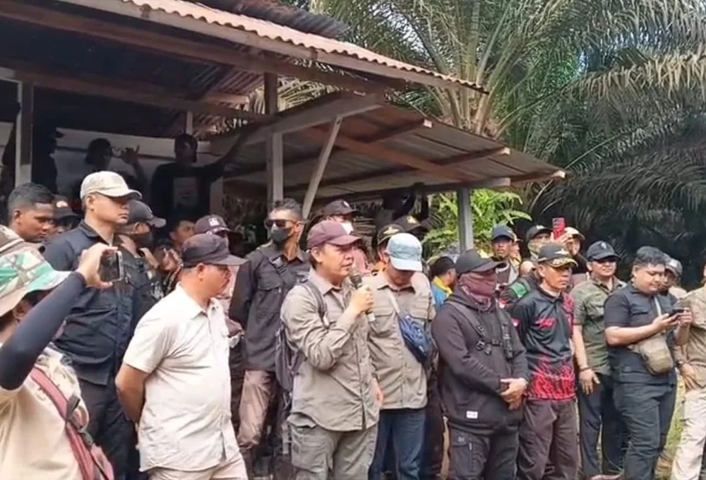 Head Of CA BGA Kalbar, Riduan, saat menemui massa unjuk rasa di PT RSM. Foto istimewa