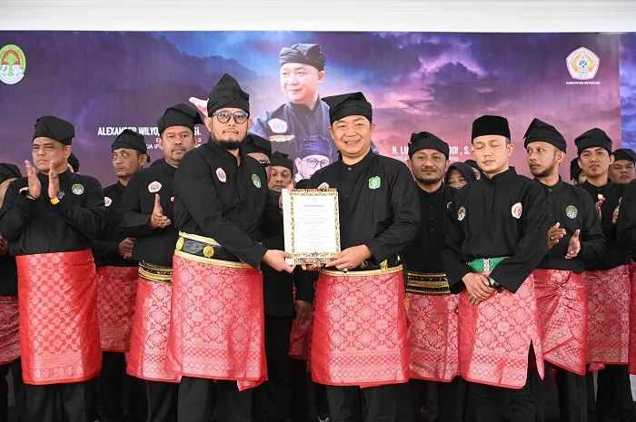 PELANTIKAN -Alexander Wilyo resmi melantik Luhur Faraytodi sebagai Ketua Umum Ikatan Pencak Silat Indonesia (IPSI) Kabupaten Ketapang pada Sabtu (7/2/2026) di Pendopo Bupati Ketapang.