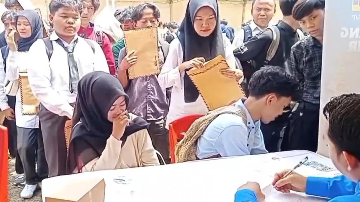 Kementerian Ketenagakerjaan akan membuka Program Magang Nasional tahap dua pada November 2025. Peserta berpeluang magang di perusahaan dan instansi pemerintah dengan uang saku hingga Rp3,3 juta per bulan.