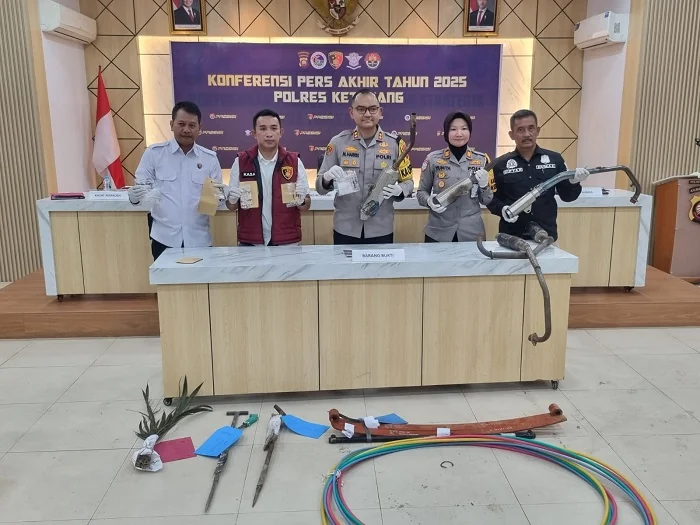 BARANG BUKTI - Kapolres Ketapang AKBP Muhammad Harris (tengah) saat memegang barang bukti pengungkapan kasus akhir Tahun 2025 di Mapolres Ketapang, Rabu (31/12/2025) (Nur Imam Satria Dok)