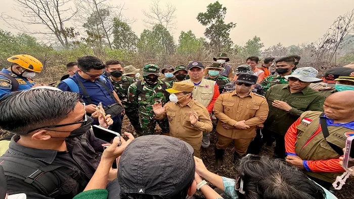 KARHUTLA - Gubernur Ria Norsan meninjau lokasi kebakaran hutan dan lahan (karhutla) di Parit H. Mukhsin, Kabupaten Kubu Raya, Selasa (1/9/2026)