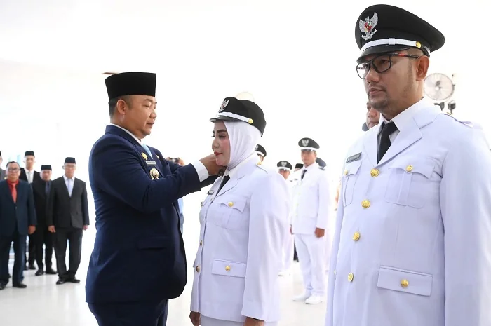 KADES - Bupati Ketapang Alexander Wilyo saat melakukan pelantikan dua kepala desa hasil Pemilihan Antar Waktu (PAW), yakni Kepala Desa Sungai Nanjung Kecamatan Matan Hilir Selatan dan Kepala Desa Kendawangan Kiri Kecamatan Kendawangan.