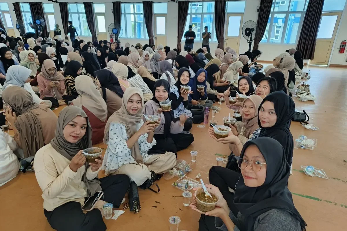 Mahasiswi sedang makan bubur pedas atau bubor paddas(ANTARA).