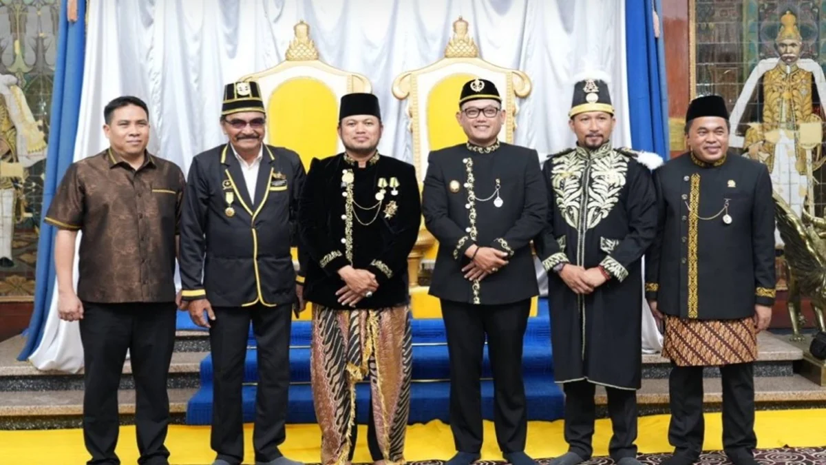 Erau Adat Kutai 2025 resmi dibuka di Tenggarong dengan kehadiran Menteri Pariwisata Widiyanti Putri Wardhana dan Sultan Kutai ke-21. Foto: adpimprovkaltim