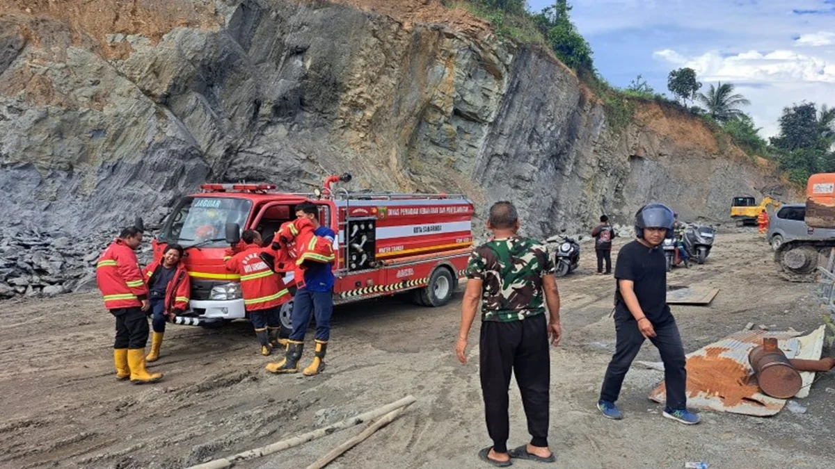 Satu bangunan mess pekerja di Komplek Pergudangan Suryanata, Samarinda, terbakar pada Selasa (28/10/2025). Foto: Divisi Humas Polri