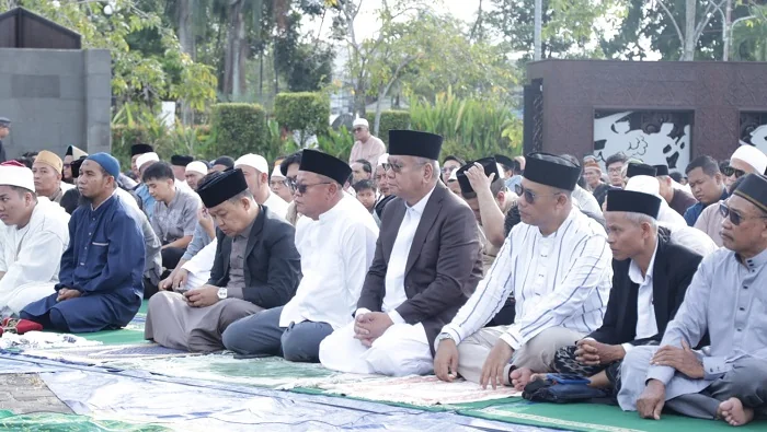 SHALAT IED - Sekda Provinsi Kalimantan Barat dr Harisson saat  melaksanakan shalat ied Idul Fitri 1447 di Halaman Kantor Gubernur Kalbar Sabtu (21/03/2026)
