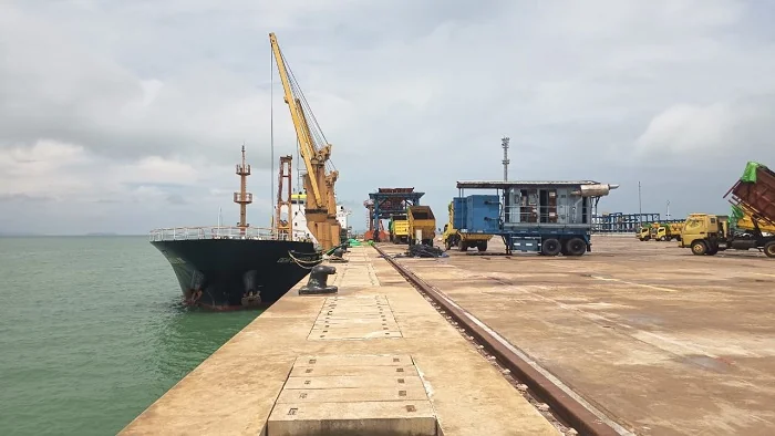 PELABUHAN - Kapal Bersandar di Teriminal Internasional Kijing, Rabu (12/11/2025) Pengamat Transportasi Antarmoda Syarif Usmulyani meminta seluruh pemangku kepentingan agar segera memaksimalkan Operasional Kijing sebagai Tempat Bongkar Muat Barang. (Hamdan