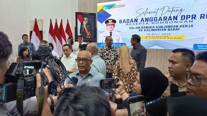 WAWANCARA - Wakil Ketua Banggar DPR RI Syarif Abdullah Alkadrie saat sesi wawancara usai rapat bersama Pemprov Kalbar dalam kunker di Balai Petitih Kantor Gubernur Kalimantan Barat, Rabu (15/7/2026)
