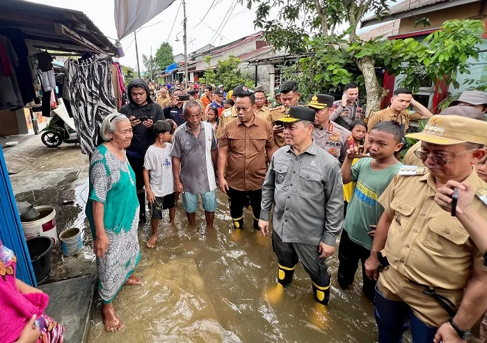 BANJIR ROB - Gubernur Kalimantan Barat Ria Norsan Bersama Walikota Pontianak saat bertemu masyarakat yang terdampak banjir ROB di Kawasan Pontianak Barat, Selasa (9/12/2025)