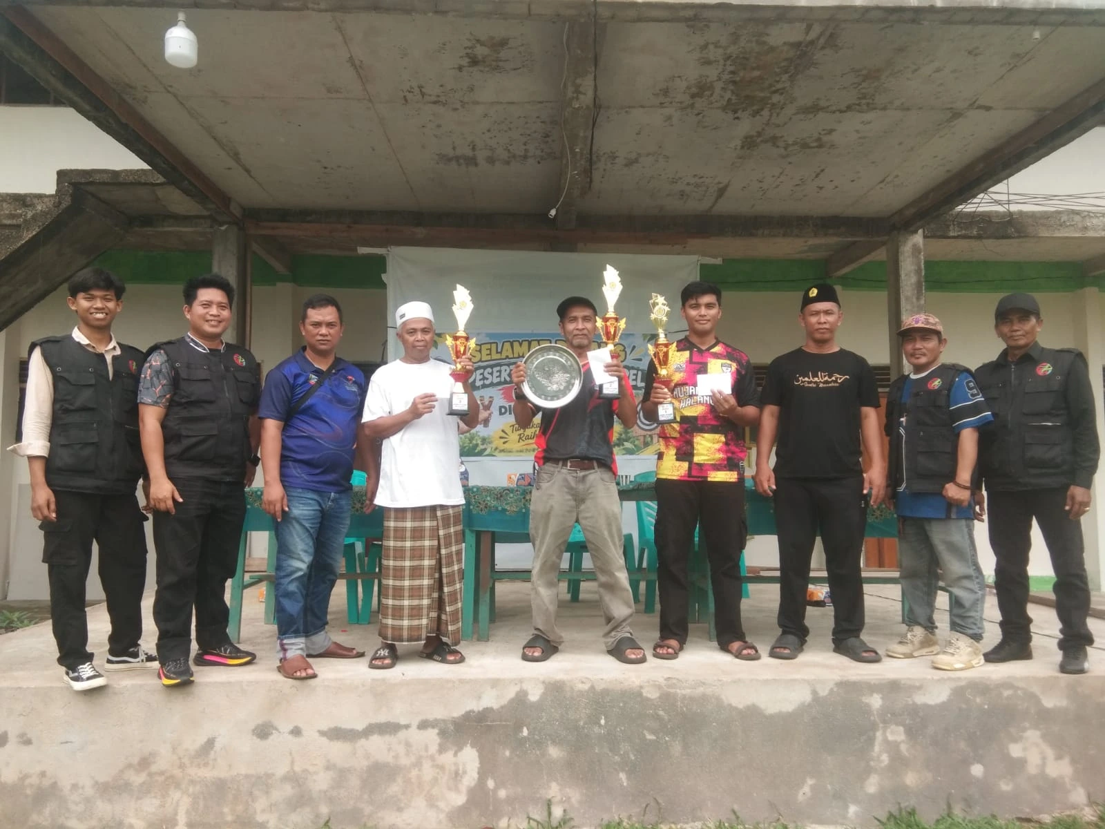 Para Pemenang Kejuaraan Ketapel Modern yang digelar di SMA Al Habibie, Kabupaten Kubu Raya, Kalimantan Barat.