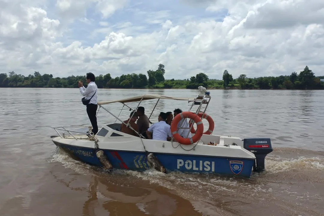 Patroli Sungai Kapuas: Polres Sekadau Pastikan Zona Wisata Lawang Kuari "Bebas dari Aktivitas PETI". (FOTO: HUMAS POLRES)