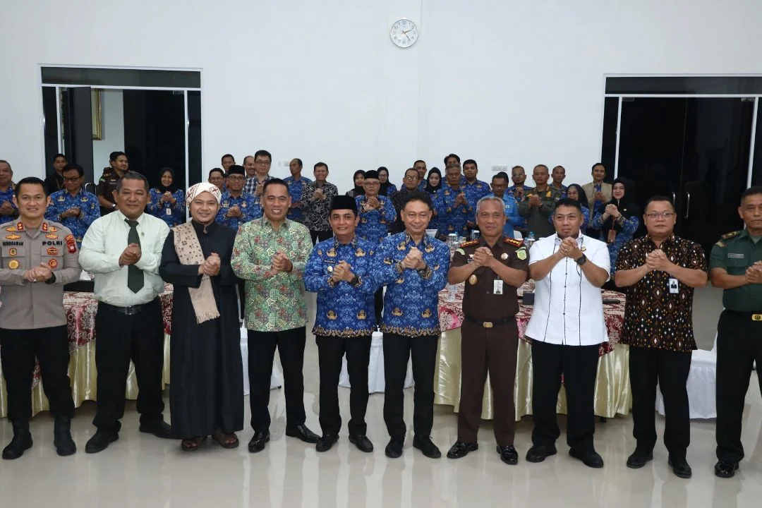 Wali Kota Pontianak Edi Rusdi Kamtono  menghadiri acara pisah sambut Kepala Kejari  (Kajari) Pontianak. | Kolaborasi Strategis Pemkot-Kejaksaan: Upaya Wali Kota Edi Kamtono Selesaikan Sengketa Lahan di Pontianak. (Foto: Diskominfo)