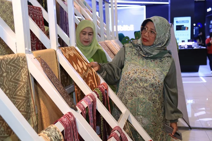 PAMERAN - Ketua Dekranasda Provinsi Kalimantan Barat, Dr. Hj. Erlina Ria Norsan, S.H., M.H., saat memantau stand pemeran Pada Pameran Hari Ulang Tahun (HUT) ke-46 Dewan Kerajinan Nasional (Dekranas) di Trans Studio Mall Makassar, Sulawesi Selatan.