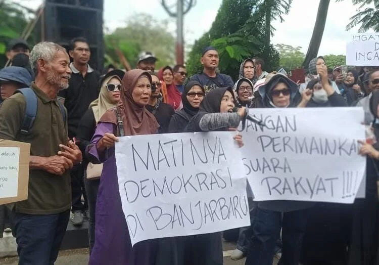 Para ibu-ibu saat menyuarakan keresahannya di depan Kantor DPRD Banjarbaru.(Poros Kalimantan)