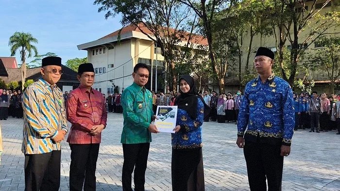 PPPK PARUH WAKTU - Wali Kota Pontianak Edi Rusdi Kamtono menyerahkan secara simbolis SK PPPK Paruh Waktu.