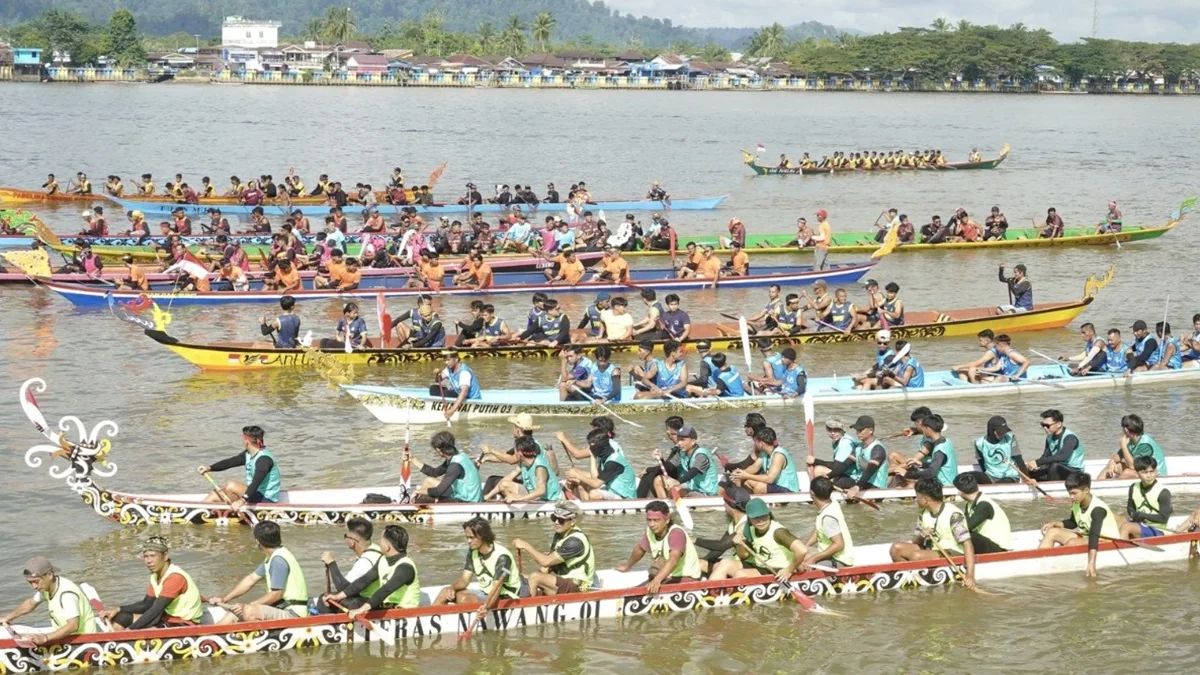 Perayaan HUT ke-13 Provinsi Kalimantan Utara semakin meriah dengan ajang Fastest on Kayan River, lomba perahu dayung berbasis budaya yang menjadi daya tarik wisata baru di Sungai Kayan, Tanjung Selor. Foto: BIROADPIM