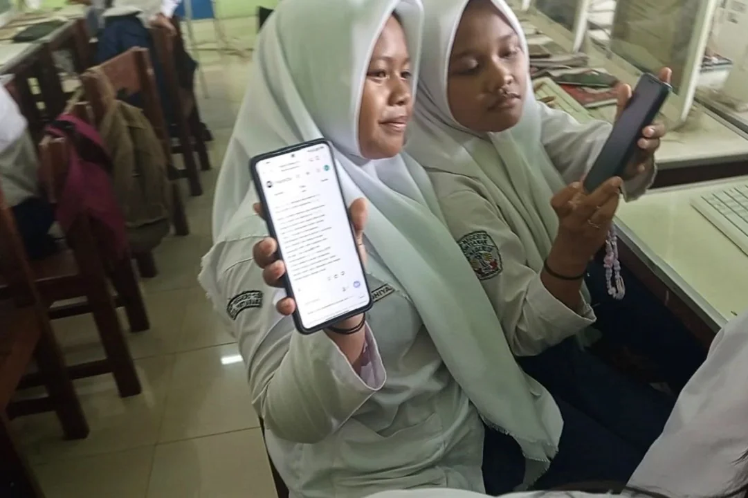 Siswa antusias belajar Bahasa Inggris dengan memanfaatkan AI, inovasi dari Rahmat Putra Yudha yang merupakan guru SMPN 13 Pontianak berprestasi di tingkat internasional. (FOTO: PROKOPIM)