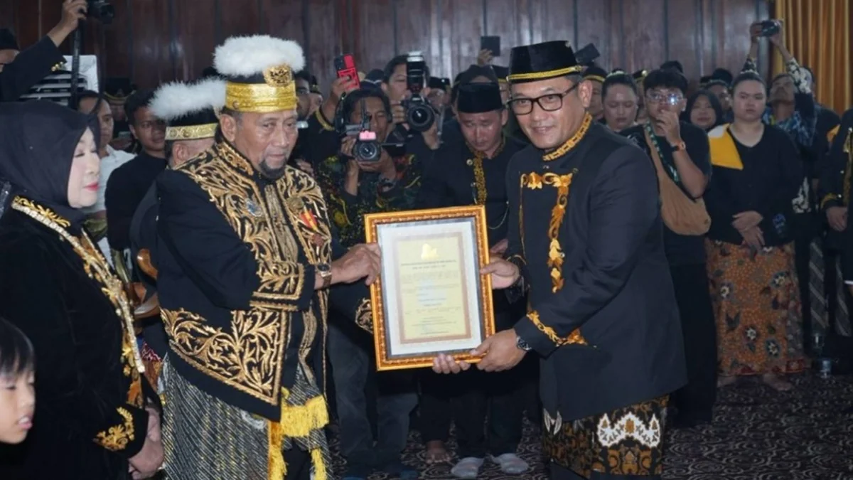 Wagub Kaltim Seno Aji resmi mendapat gelar kehormatan “Raden” dari Sultan Kutai Kartanegara Ing Martadipura ke-21, Sultan Aji Muhammad Arifin. Foto: Adpimprovkaltim