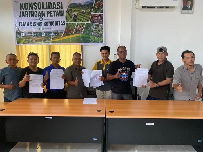 KONSOLIDASI -Jaringan Petani Berbasis Komoditas dari Kabupaten Mempawah, Kubu Raya, dan Sambas menggelar kegiatan bertajuk “Konsolidasi Jaringan Petani dan Temu Bisnis Komoditas” pada Kamis (14/05/2026) di Aula Kantor Desa Bakau Kecil, Kecamatan Mempawah